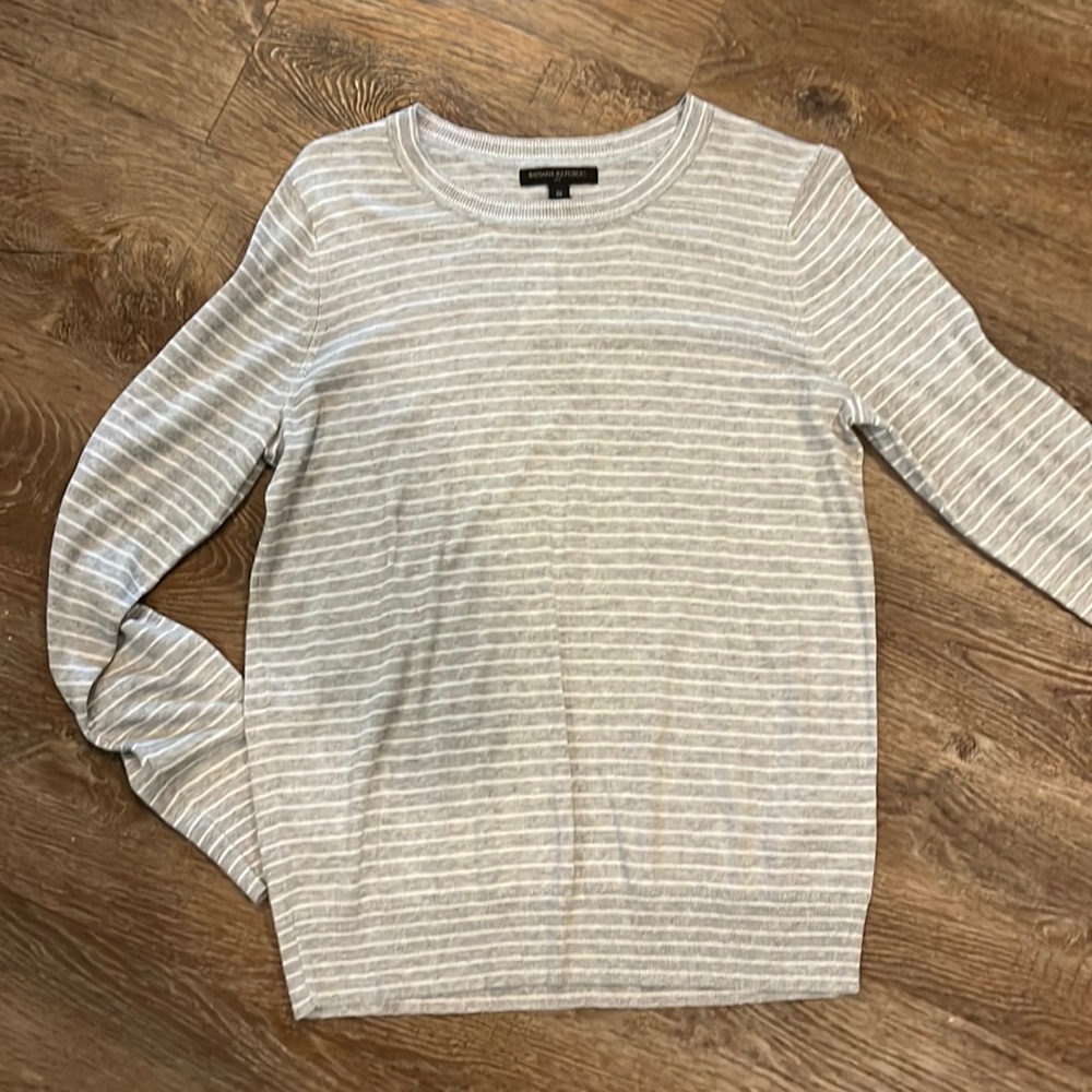 Women’s size M banana republic forever yarn light weight sweater.